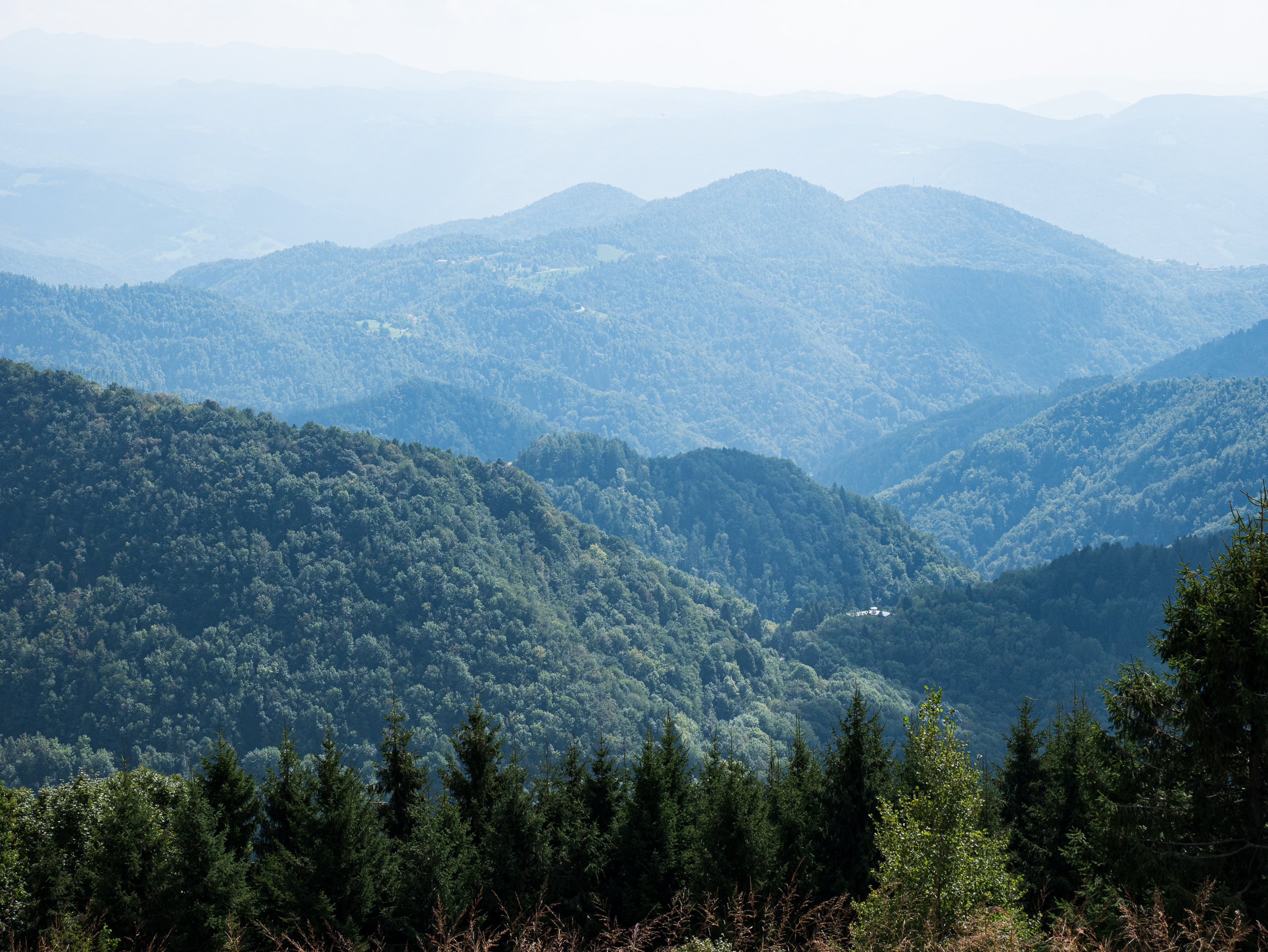 Dunstige Bergketten über dem Soča-Tal